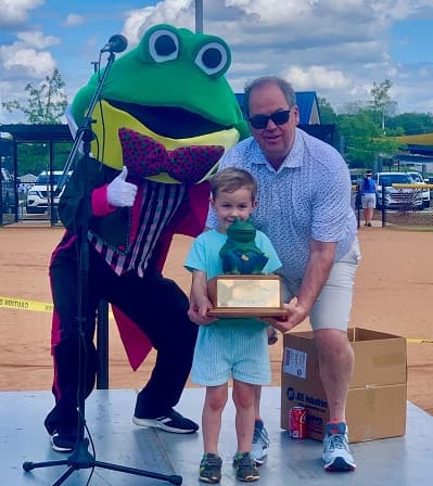 2023 Frog Jump Winner Cheney Robinson with Mayor Gettys